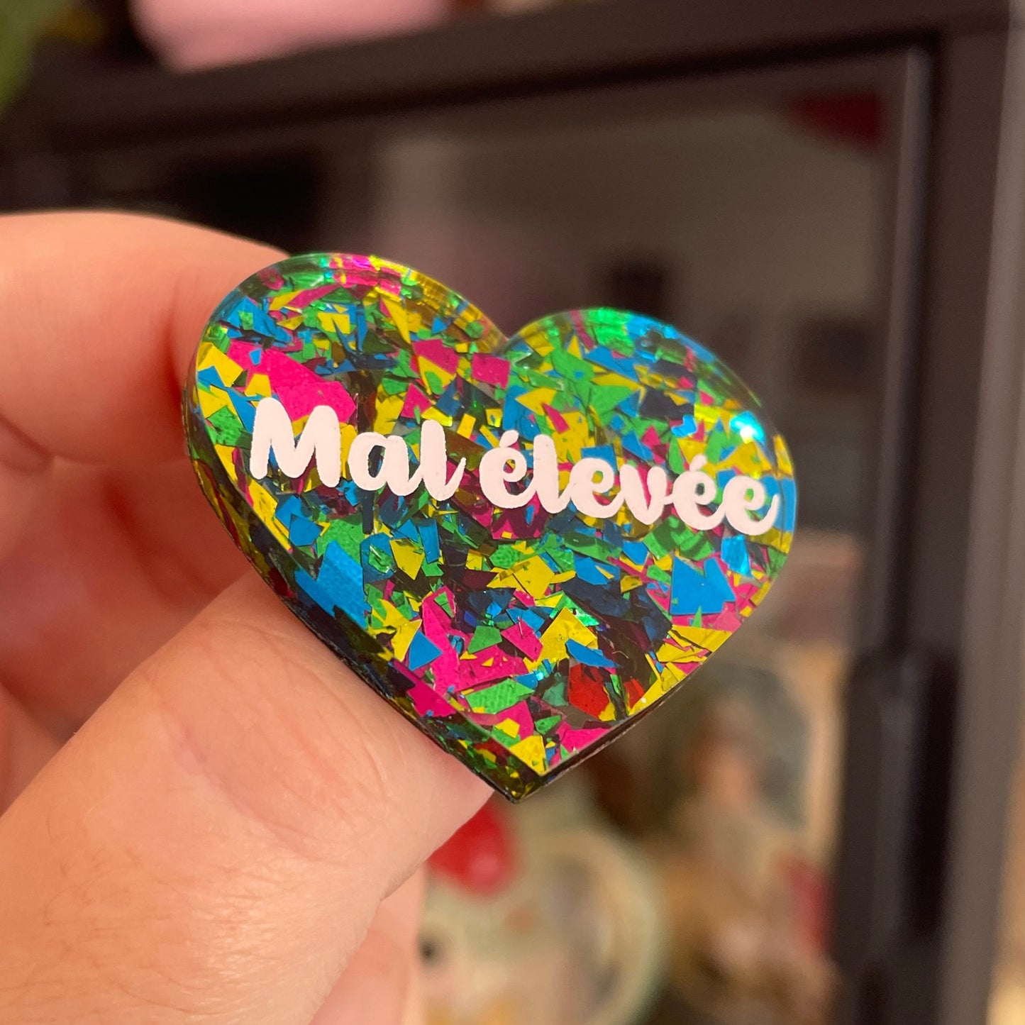 Broche "Mal élevée" en acrylique transparente à gros confettis verts, roses, jaunes et bleus