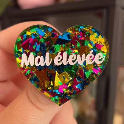 Broche "Mal élevée" en acrylique transparente à gros confettis verts, roses, jaunes et bleus