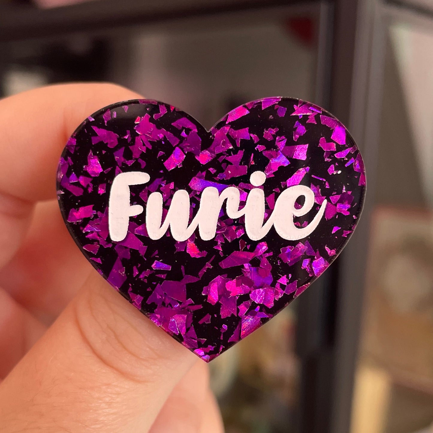 Broche "Furie" en acrylique noire avec des éclats de confettis violets