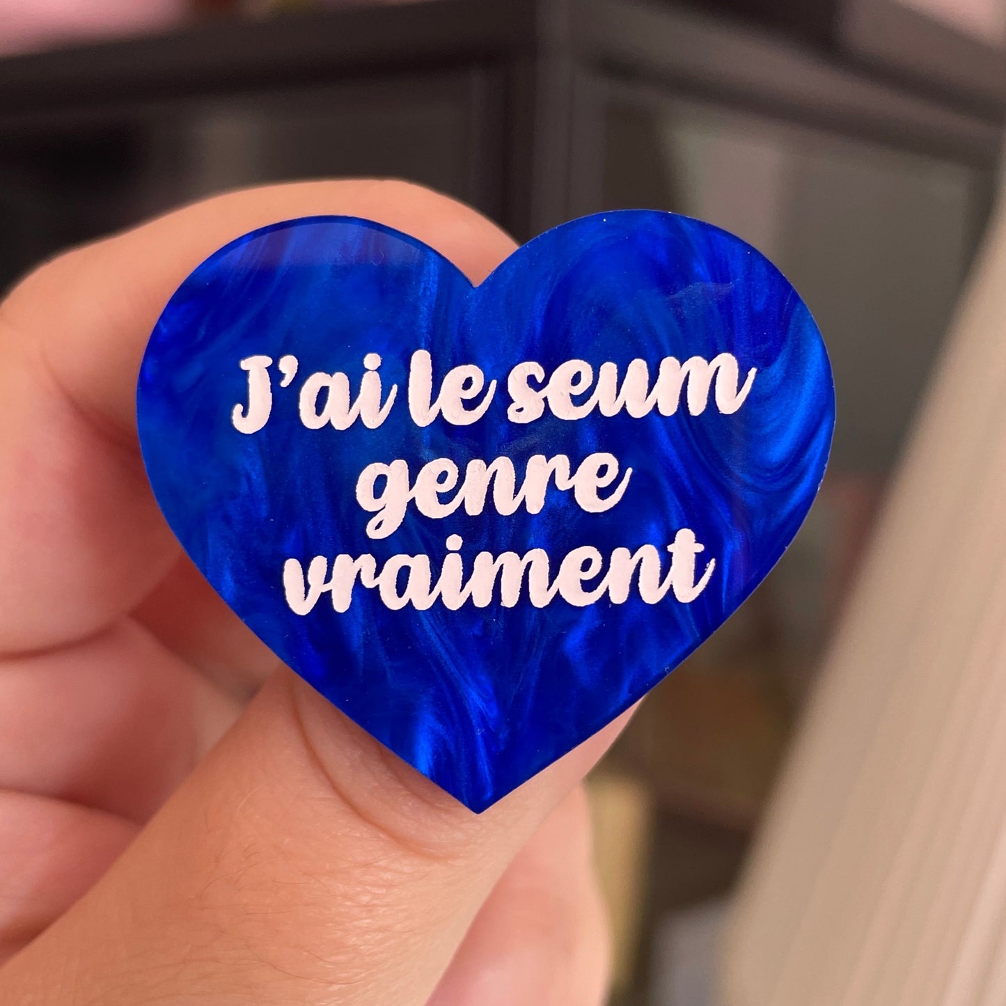Broche "J'ai le seum genre vraiment" en acrylique marbrée bleue foncée