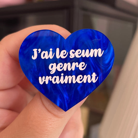 Broche "J'ai le seum genre vraiment" en acrylique marbrée bleue foncée