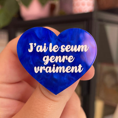 Broche "J'ai le seum genre vraiment" en acrylique marbrée bleue foncée