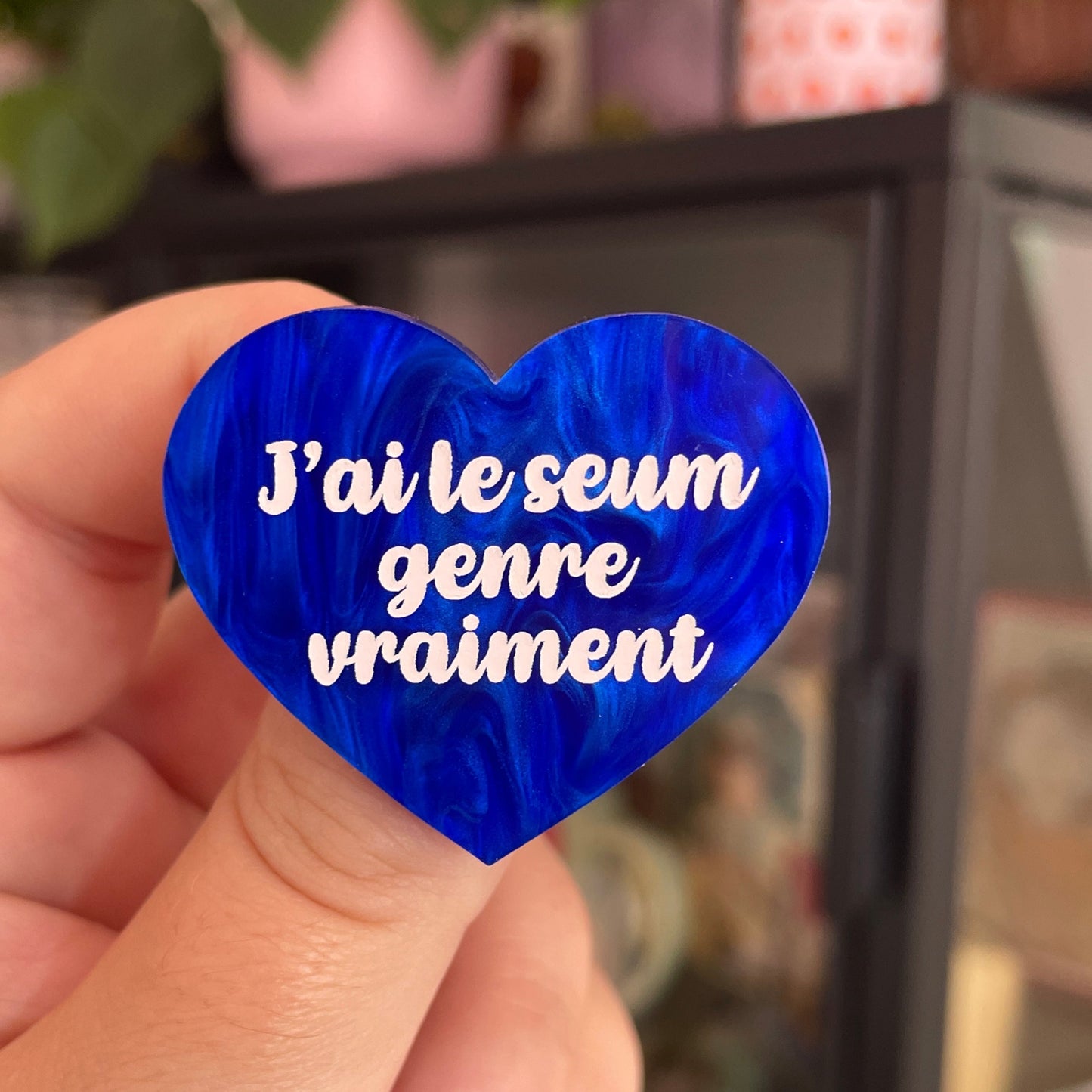 Broche "J'ai le seum genre vraiment" en acrylique marbrée bleue foncée