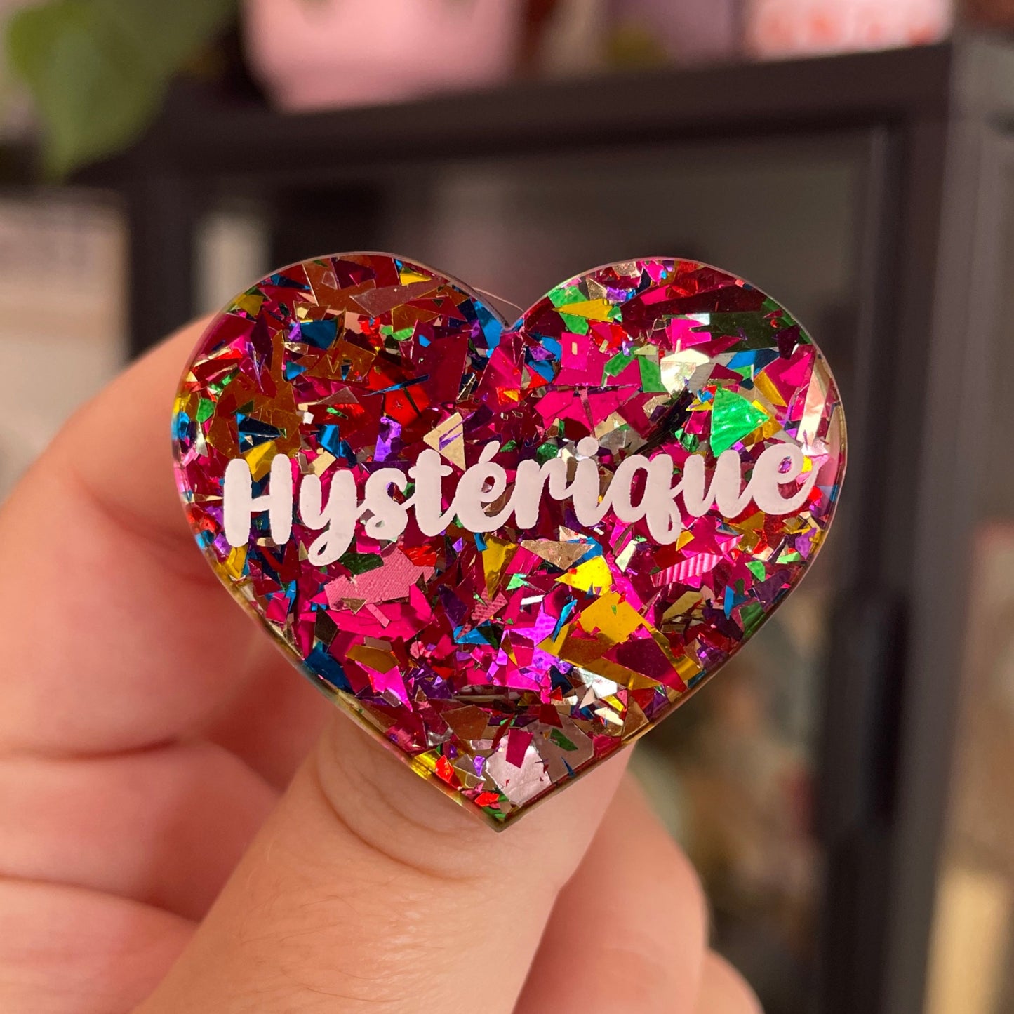 Broche "Hystérique" en acrylique transparente à gros confettis roses et multicolores