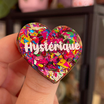 Broche "Hystérique" en acrylique transparente à gros confettis roses et multicolores