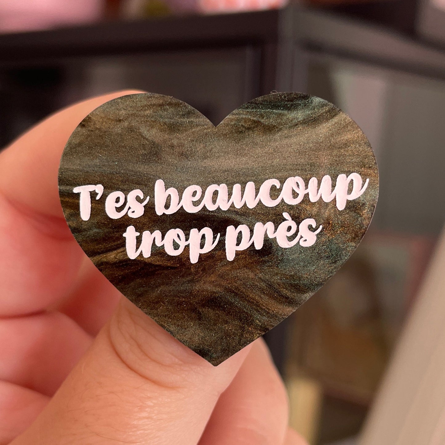 Broche "T'es beaucoup trop près" en acrylique marbrée noire, verte et dorée