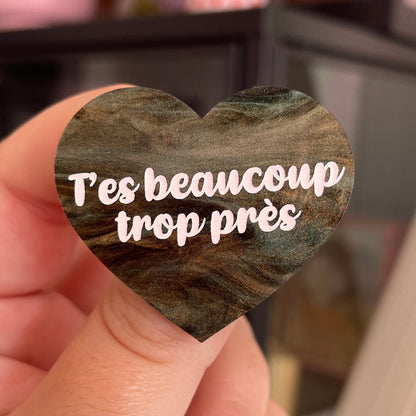 Broche "T'es beaucoup trop près" en acrylique marbrée noire, verte et dorée