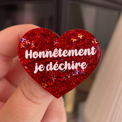 Broche "Honnêtement je déchire" en acrylique à paillettes rouges avec des confettis étoiles