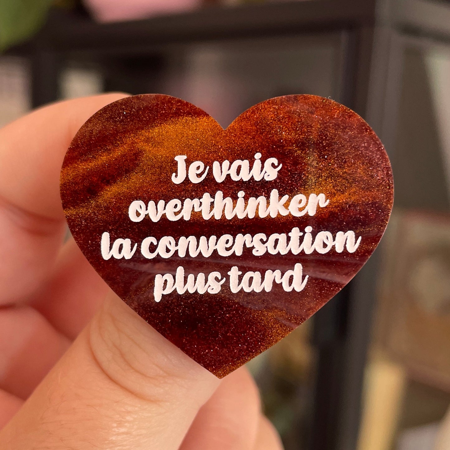 Broche "Je vais overthinker la conversation plus tard" en acrylique marbrée marron et dorée