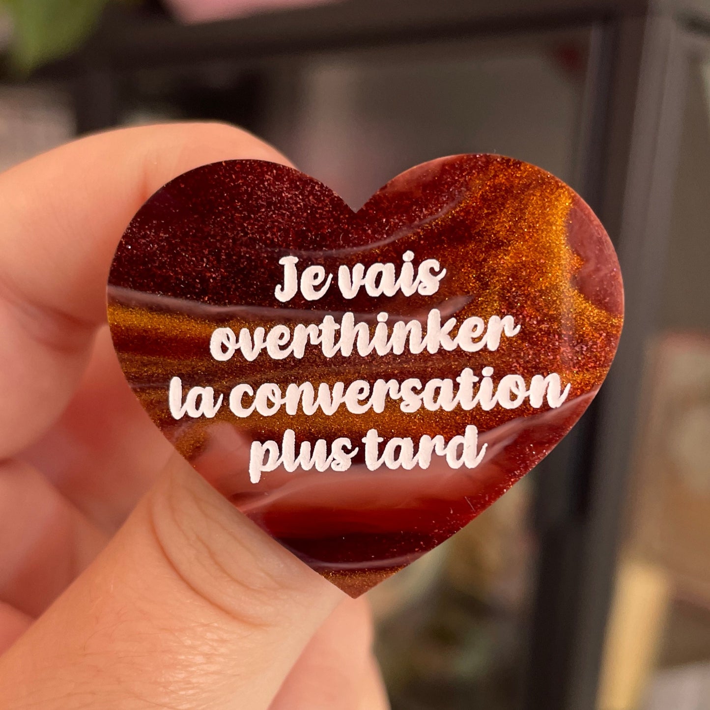 Broche "Je vais overthinker la conversation plus tard" en acrylique marbrée marron et dorée