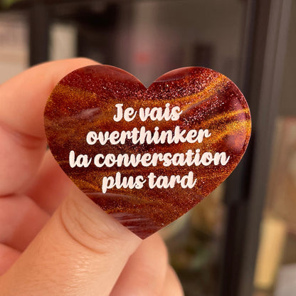 Broche "Je vais overthinker la conversation plus tard" en acrylique marbrée marron et dorée