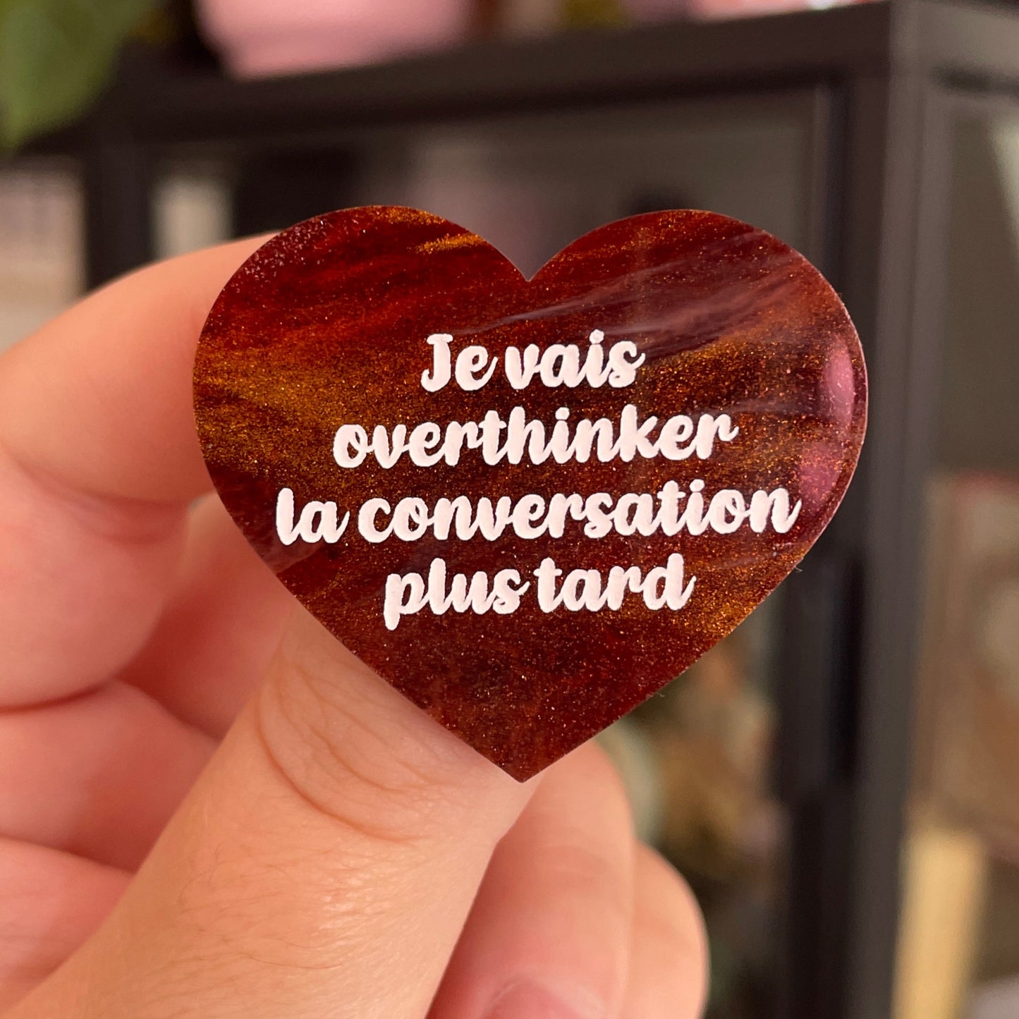 Broche "Je vais overthinker la conversation plus tard" en acrylique marbrée marron et dorée