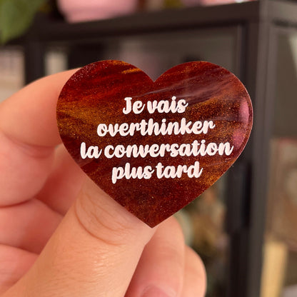 Broche "Je vais overthinker la conversation plus tard" en acrylique marbrée marron et dorée