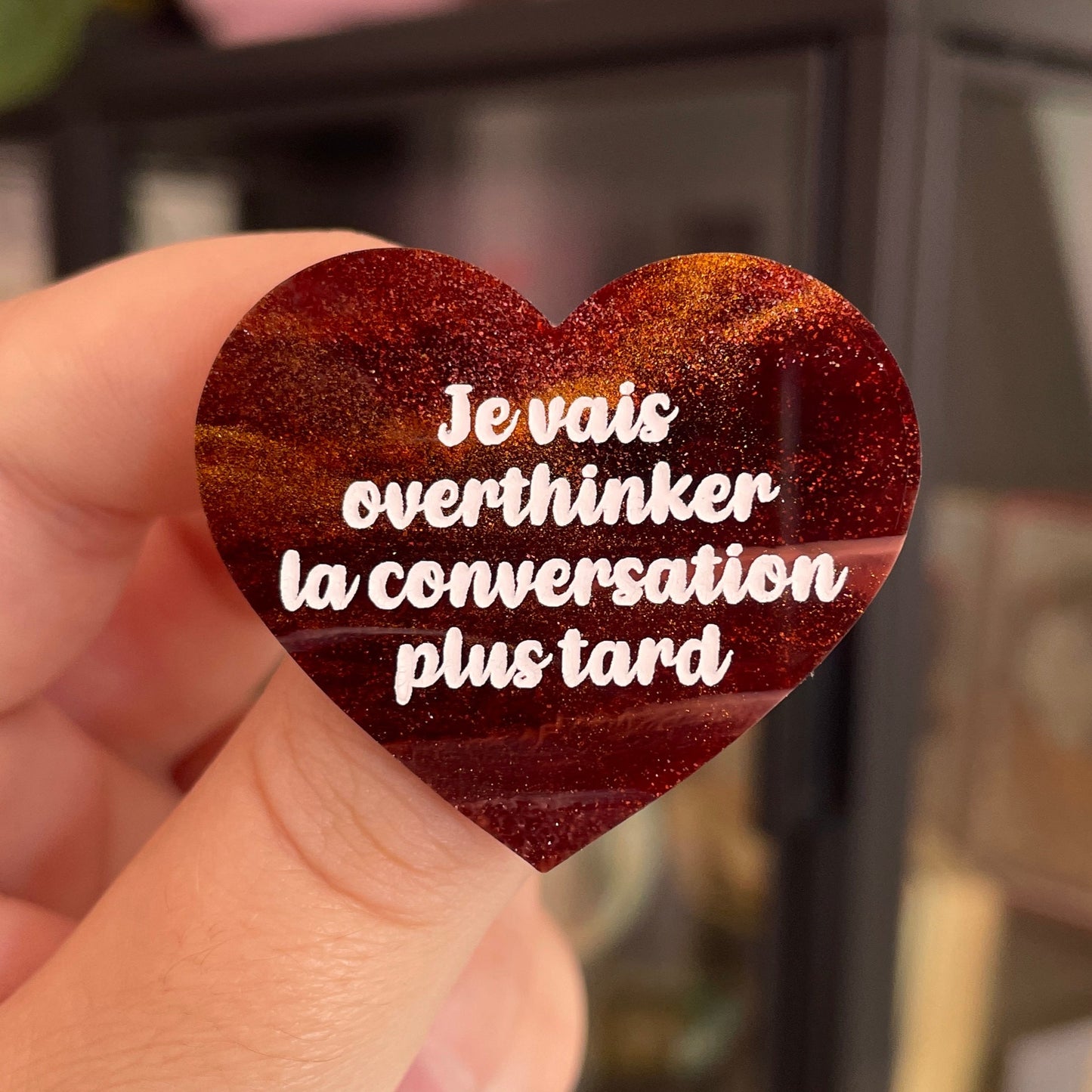 Broche "Je vais overthinker la conversation plus tard" en acrylique marbrée marron et dorée