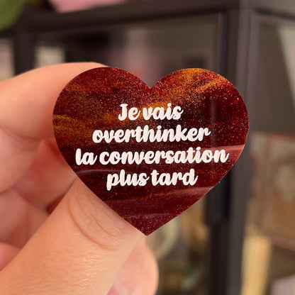Broche "Je vais overthinker la conversation plus tard" en acrylique marbrée marron et dorée