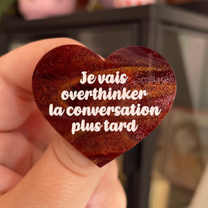 Broche "Je vais overthinker la conversation plus tard" en acrylique marbrée marron et dorée