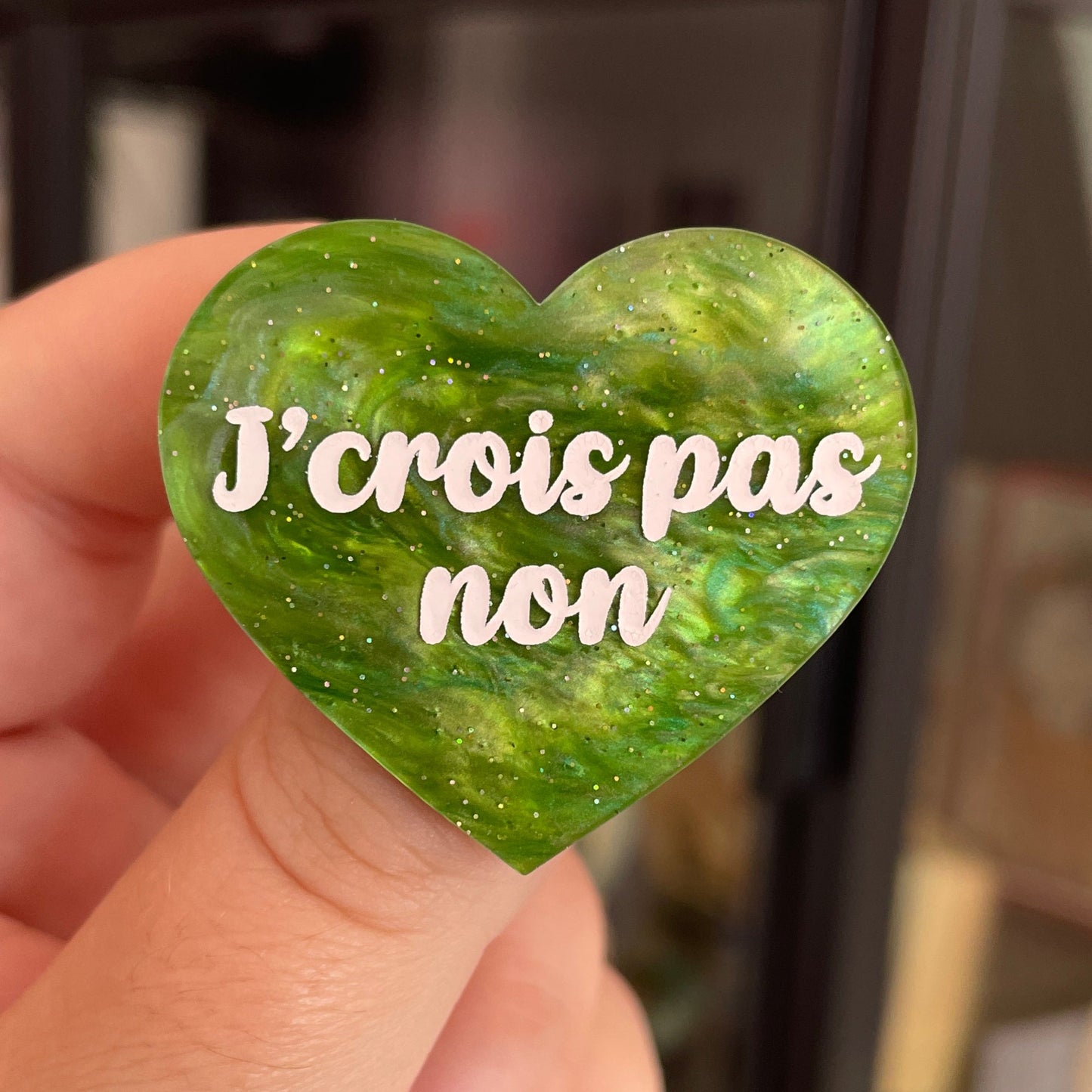 Broche "J'crois pas non" en acrylique marbrée verte à paillettes