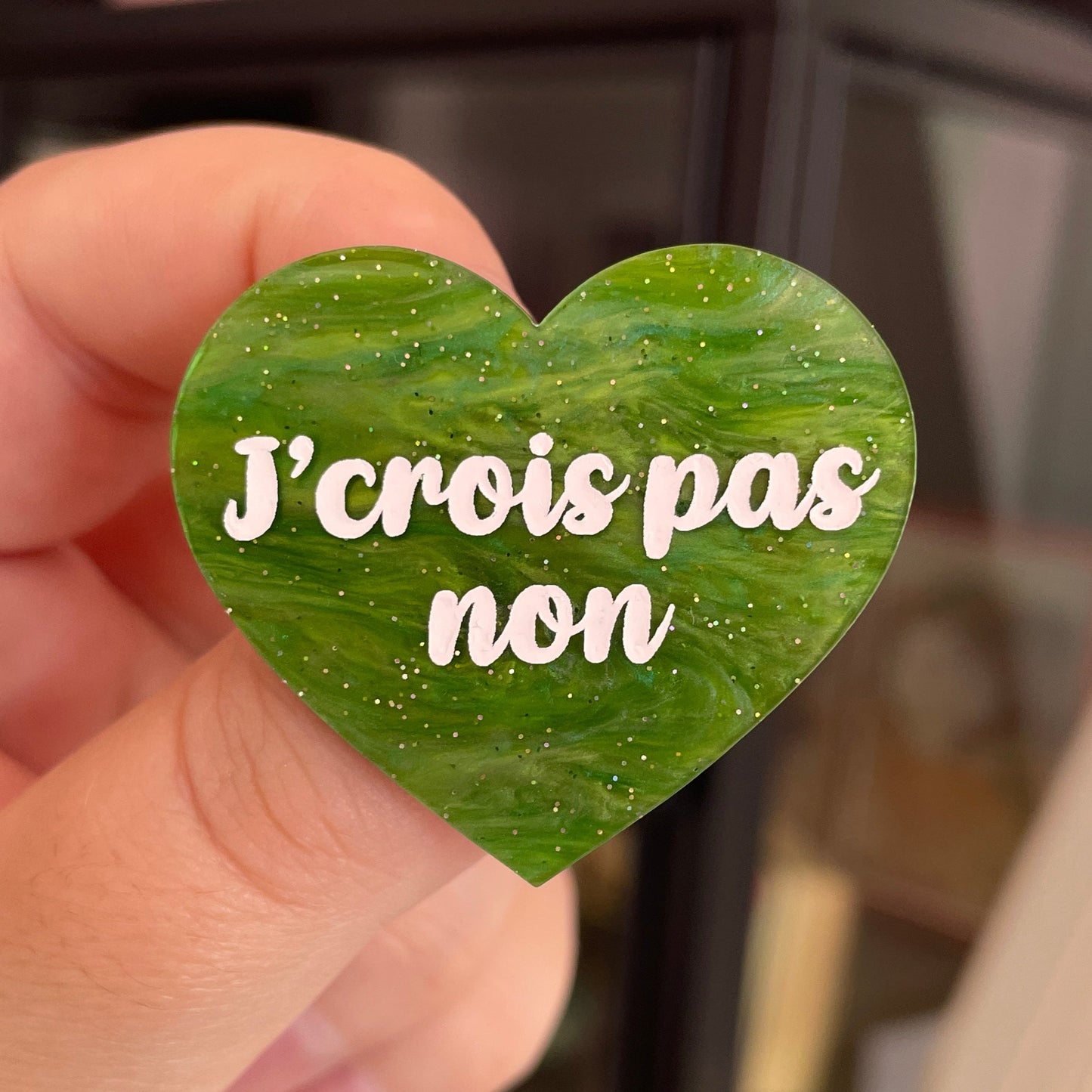 Broche "J'crois pas non" en acrylique marbrée verte à paillettes