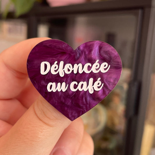 Broche "Défoncée au café" en acrylique marbrée violette