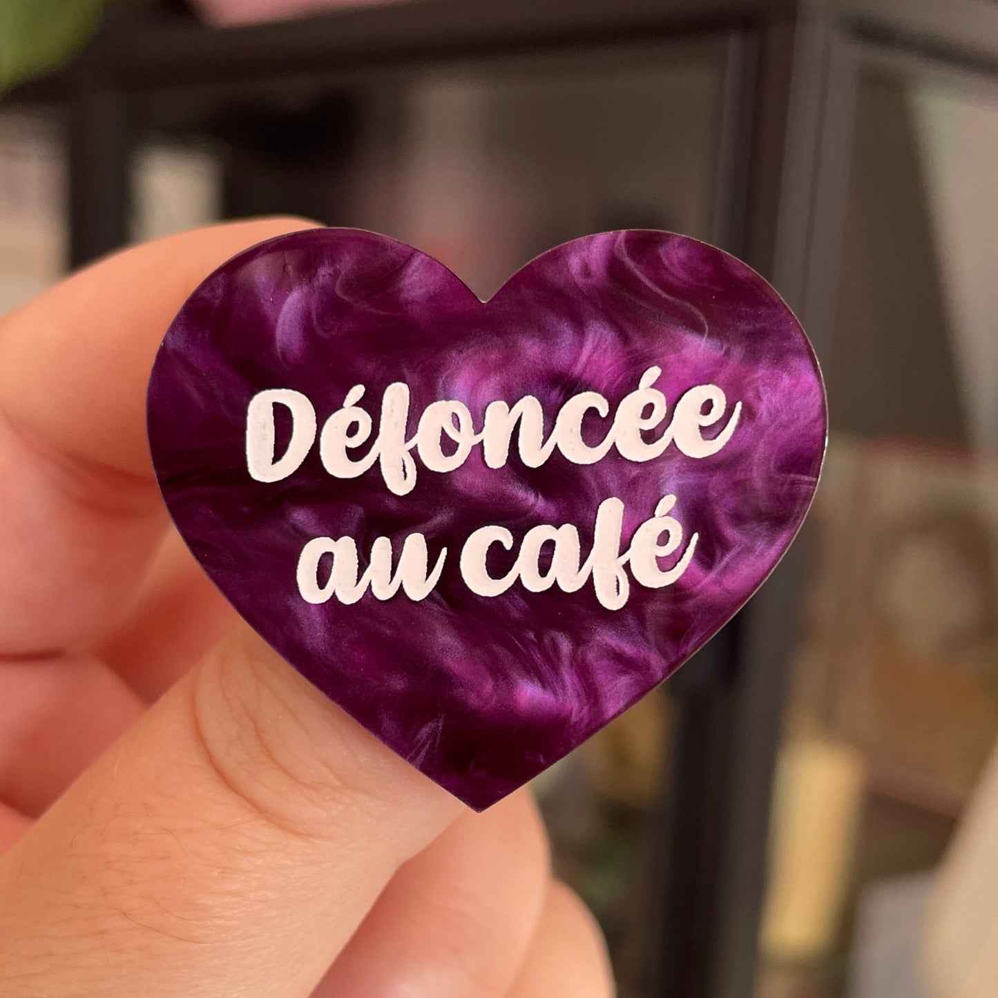 Broche "Défoncée au café" en acrylique marbrée violette