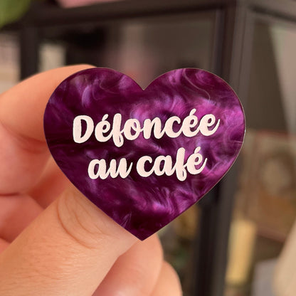 Broche "Défoncée au café" en acrylique marbrée violette