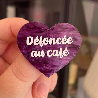 Broche "Défoncée au café" en acrylique marbrée violette