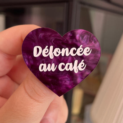 Broche "Défoncée au café" en acrylique marbrée violette