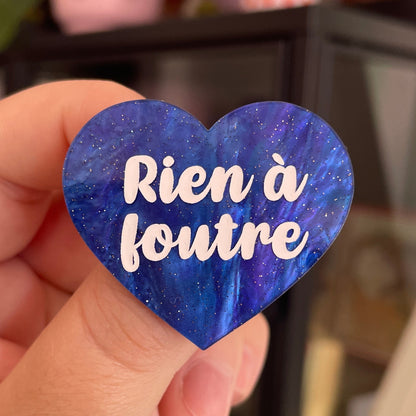 Broche "Rien à foutre" en acrylique marbrée bleue à paillettes