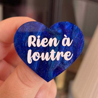 Broche "Rien à foutre" en acrylique marbrée bleue à paillettes