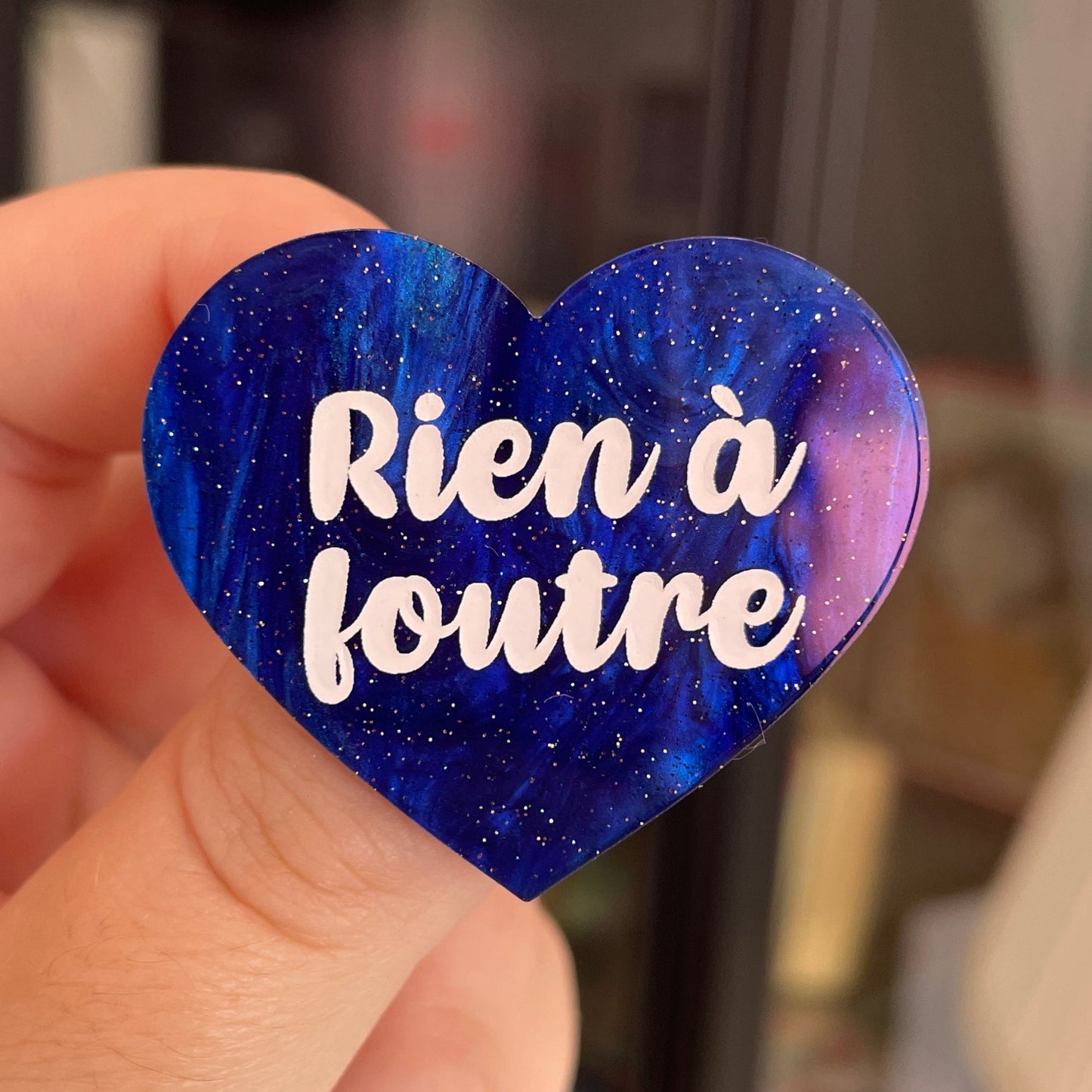 Broche "Rien à foutre" en acrylique marbrée bleue à paillettes
