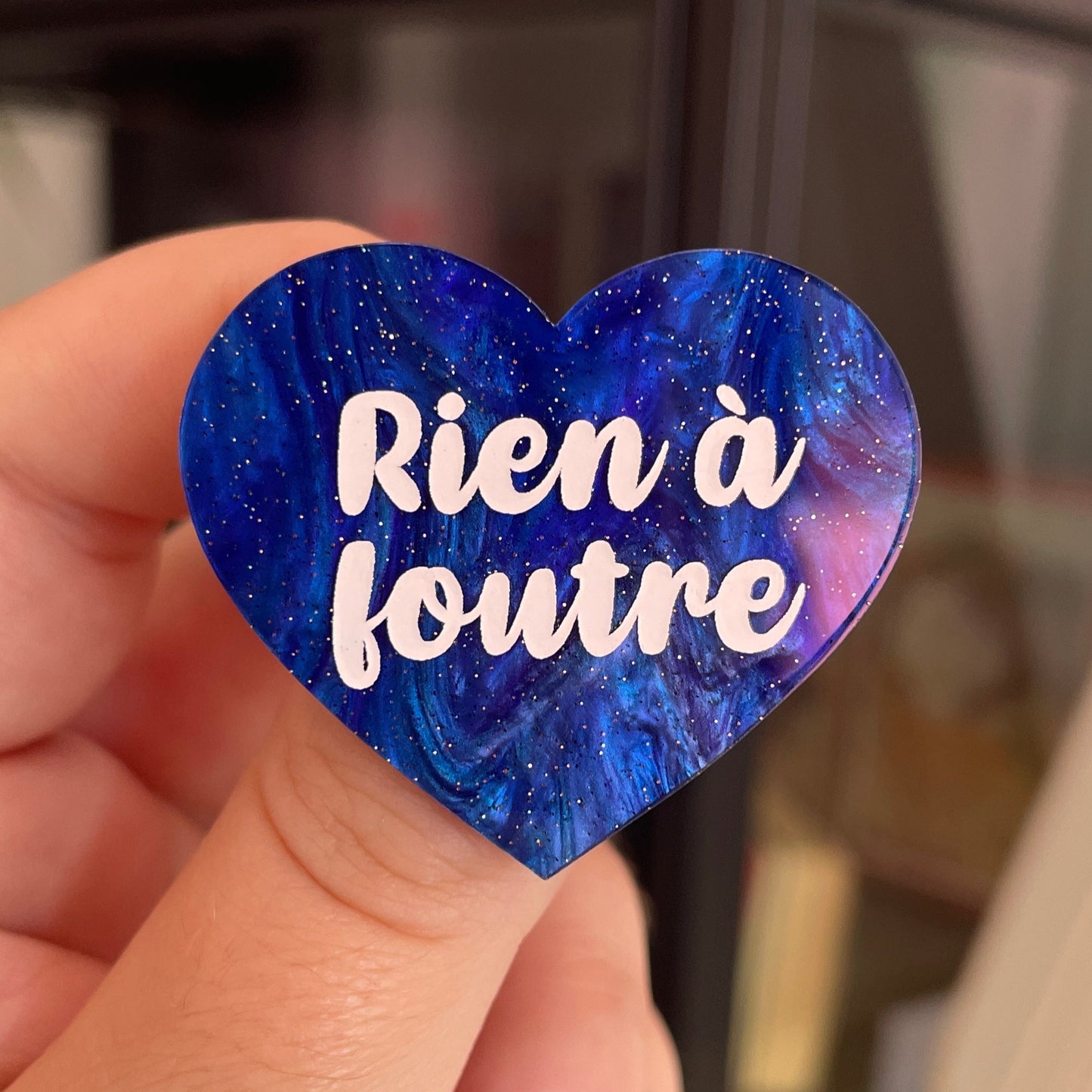 Broche "Rien à foutre" en acrylique marbrée bleue à paillettes