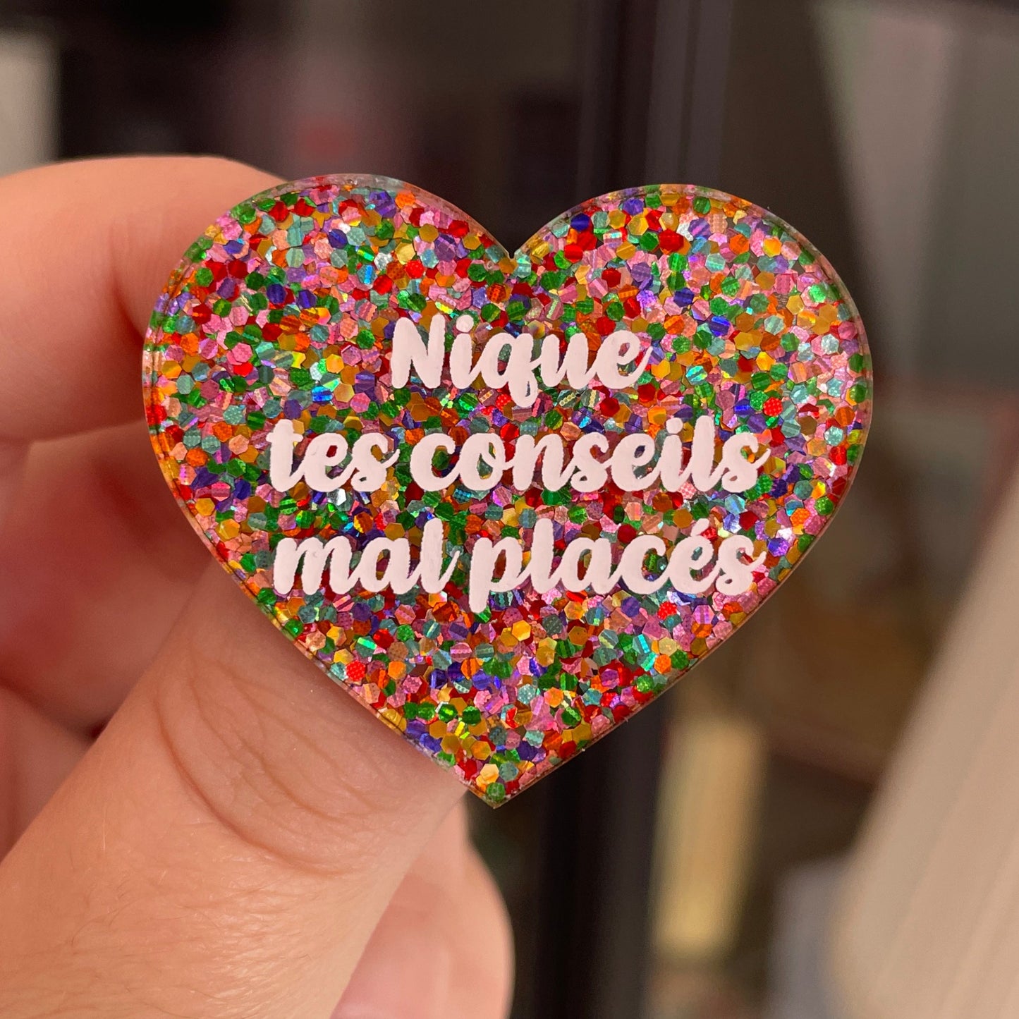Broche "Nique tes conseils mal placés" en acrylique avec des pois multicolores