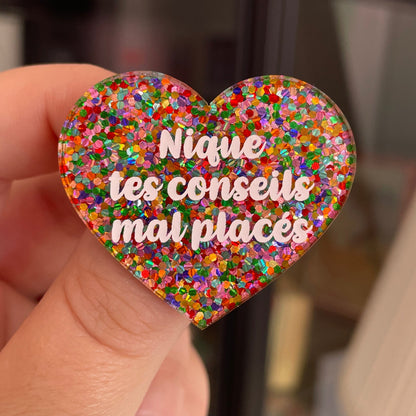 Broche "Nique tes conseils mal placés" en acrylique avec des pois multicolores