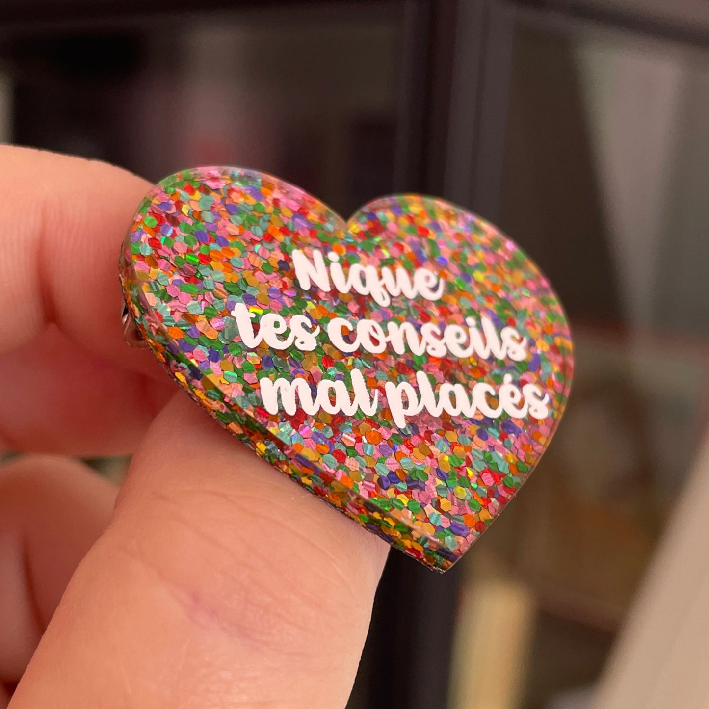 Broche "Nique tes conseils mal placés" en acrylique avec des pois multicolores