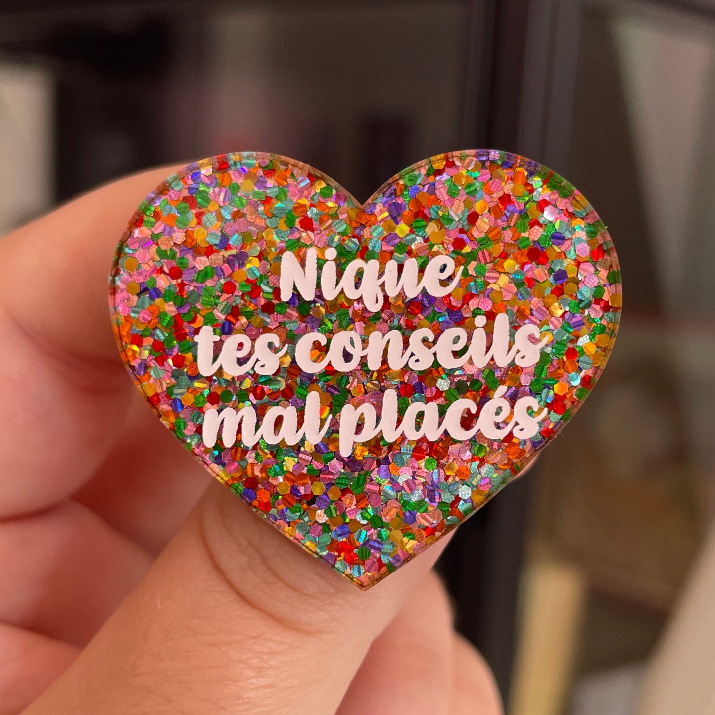 Broche "Nique tes conseils mal placés" en acrylique avec des pois multicolores