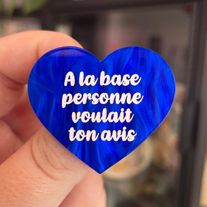 Broche "A la base personne voulait ton avis" en acrylique marbrée bleue foncée