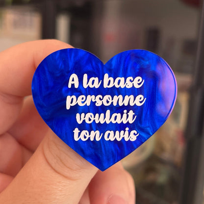 Broche "A la base personne voulait ton avis" en acrylique marbrée bleue foncée