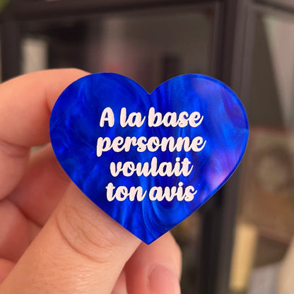Broche "A la base personne voulait ton avis" en acrylique marbrée bleue foncée