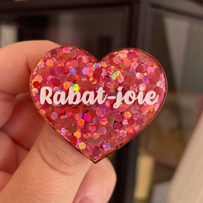 Broche "Rabat-joie" en acrylique semi-transparente avec des confettis corail