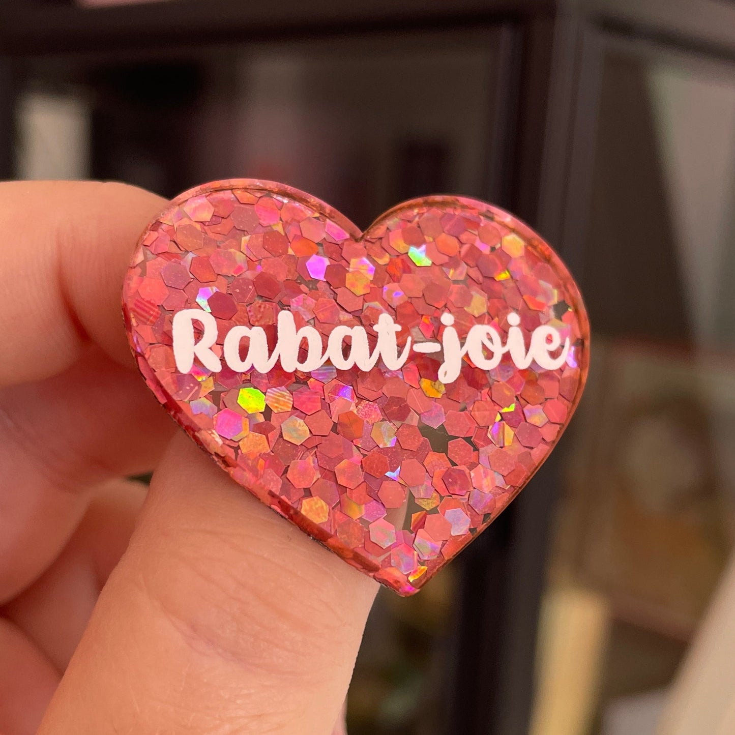 Broche "Rabat-joie" en acrylique semi-transparente avec des confettis corail