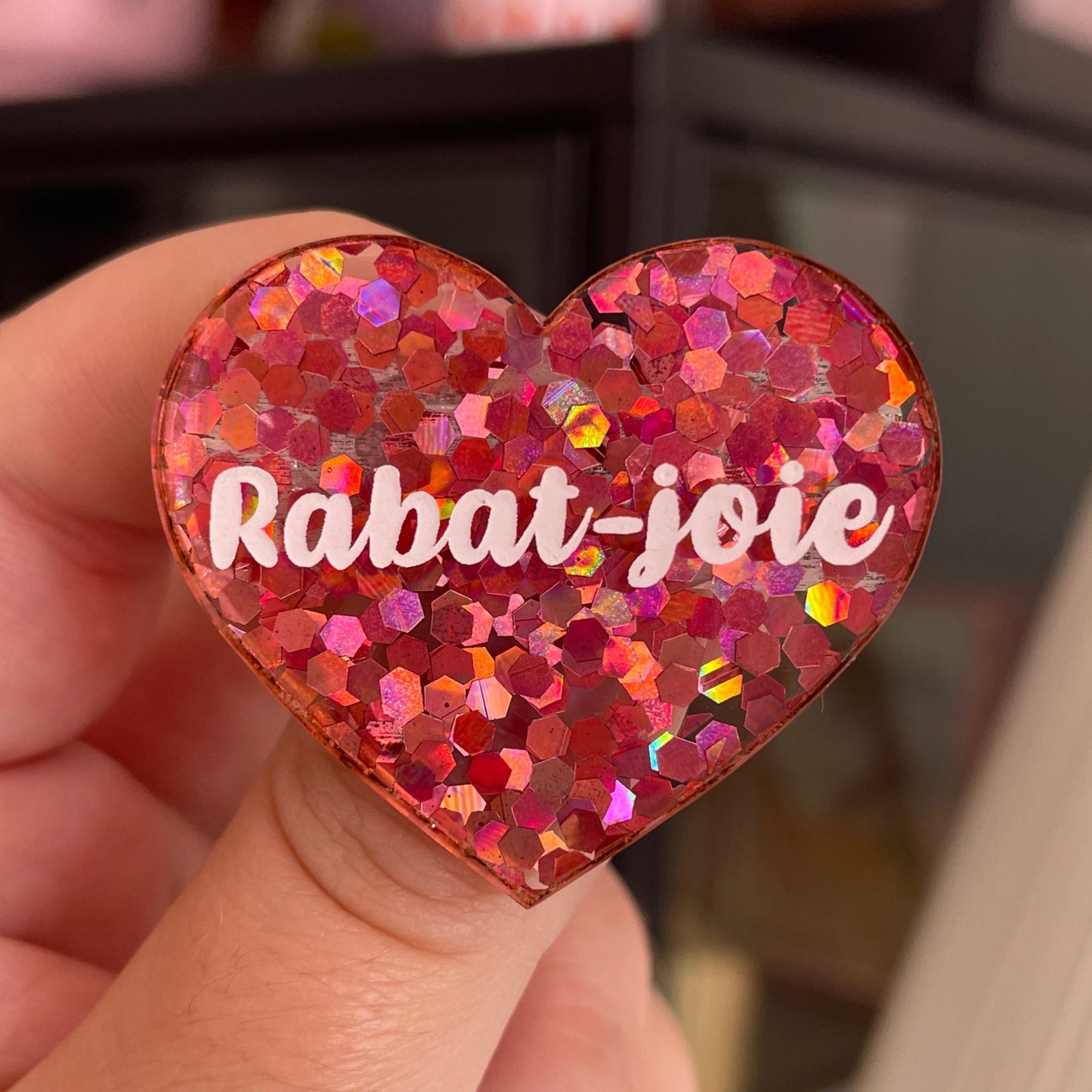 Broche "Rabat-joie" en acrylique semi-transparente avec des confettis corail