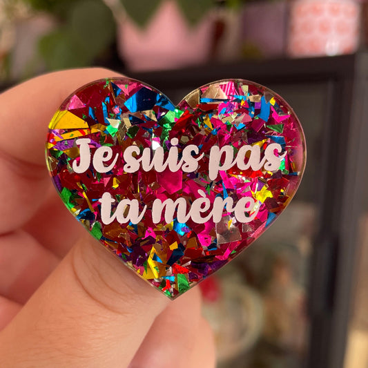 Broche "Je suis pas ta mère" en acrylique transparente à gros confettis roses et multicolores