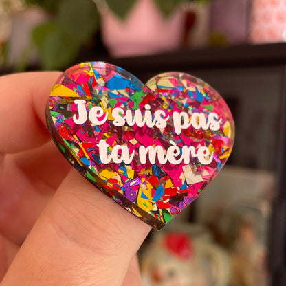 Broche "Je suis pas ta mère" en acrylique transparente à gros confettis roses et multicolores