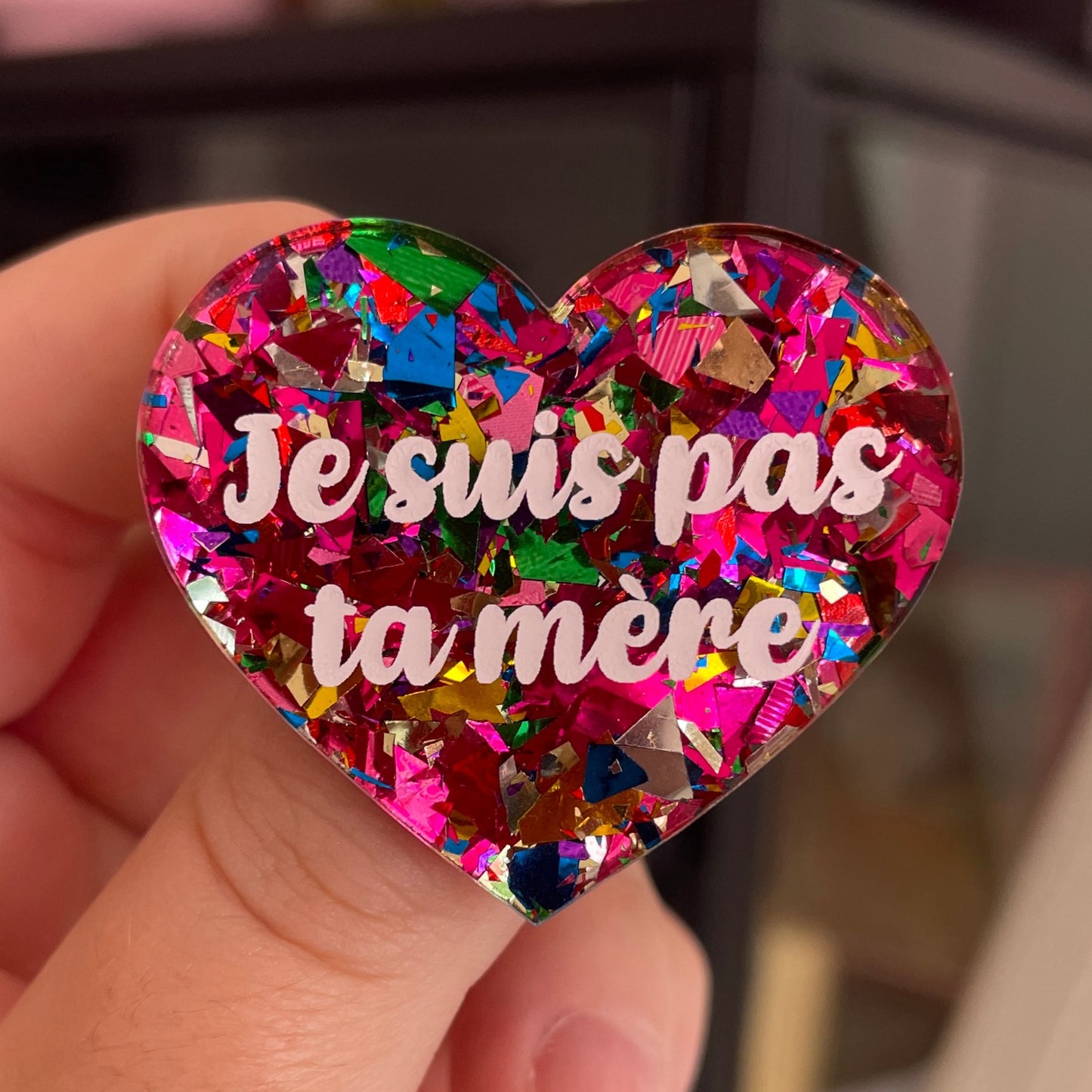 Broche "Je suis pas ta mère" en acrylique transparente à gros confettis roses et multicolores