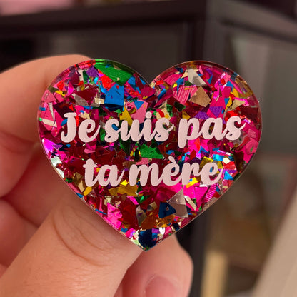 Broche "Je suis pas ta mère" en acrylique transparente à gros confettis roses et multicolores