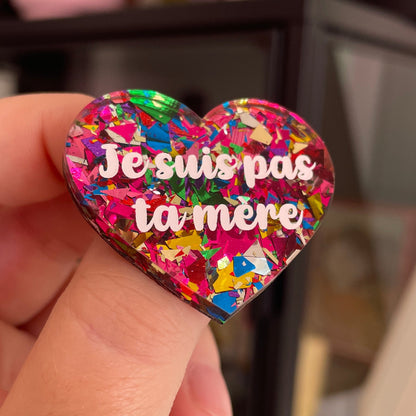 Broche "Je suis pas ta mère" en acrylique transparente à gros confettis roses et multicolores