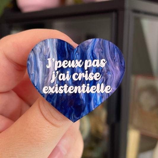 Broche "J'peux pas j'ai crise existentielle" en acrylique marbrée bleue et blanche