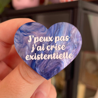 Broche "J'peux pas j'ai crise existentielle" en acrylique marbrée bleue et blanche