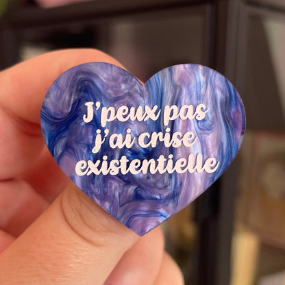 Broche "J'peux pas j'ai crise existentielle" en acrylique marbrée bleue et blanche