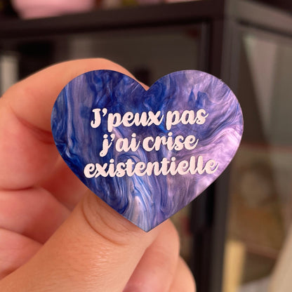 Broche "J'peux pas j'ai crise existentielle" en acrylique marbrée bleue et blanche